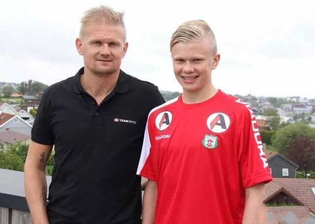 半场战报：都灵1-1科莫，弗拉希奇点射，阿达伊建功（半场比分：都灵1-1科莫，弗拉希奇点球命中，阿达伊破门）