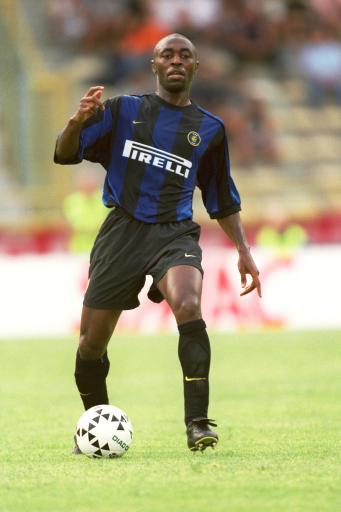 后卫破门后激情亲吻队徽，引球迷共鸣（后卫进球后深情亲吻队徽，点燃球迷共鸣）