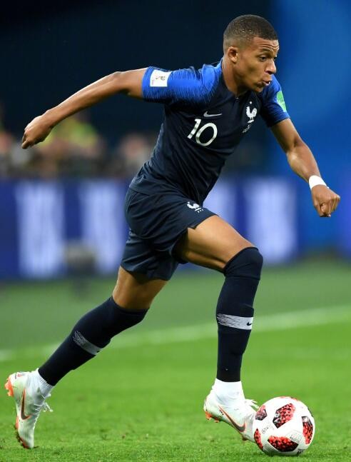 剑南春｜米兰1-0拉齐奥暂登顶，莱奥制胜，托莫里献助攻（剑南春｜米兰1-0小胜拉齐奥暂居榜首，莱奥破门，托莫里送助攻）