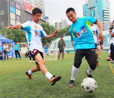 辽宁男篮在俱乐部杯第二战中以44-36击败合肥狂风，首节领先，次节反超，半场结束领先18分。（俱乐部杯次战，辽宁男篮44-36力克合肥狂风：首节占先、次节反超，半场领先18分）